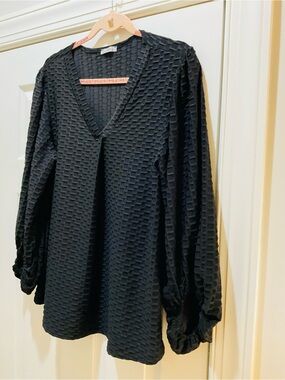JODIFL Black Textured V-Neck Tunic Blouse